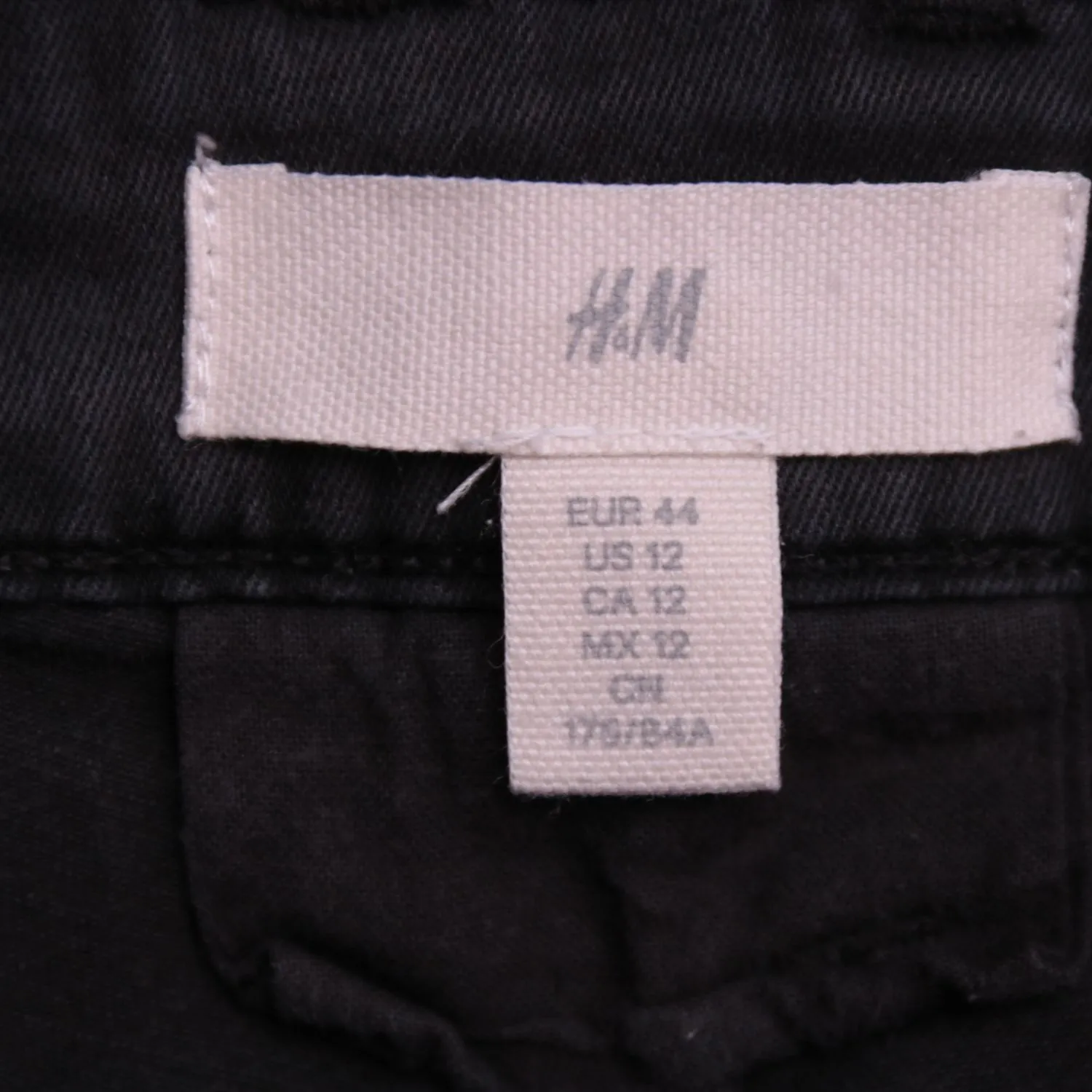 Чёрные брюки карго H&M с накладными карманами, размер 44 (S/M)