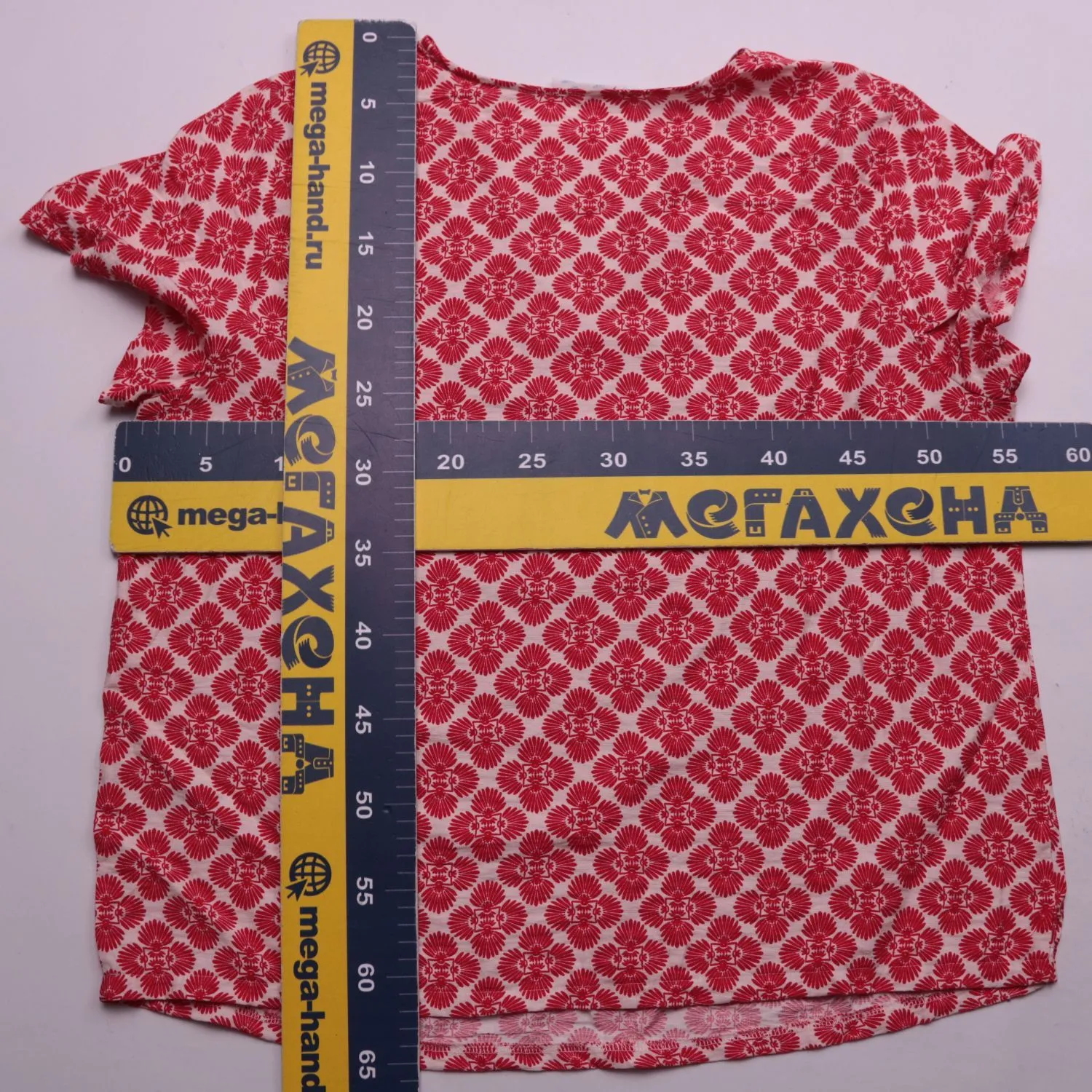 Бело-красная футболка Primark с цветочным орнаментом, размер 46 (M)