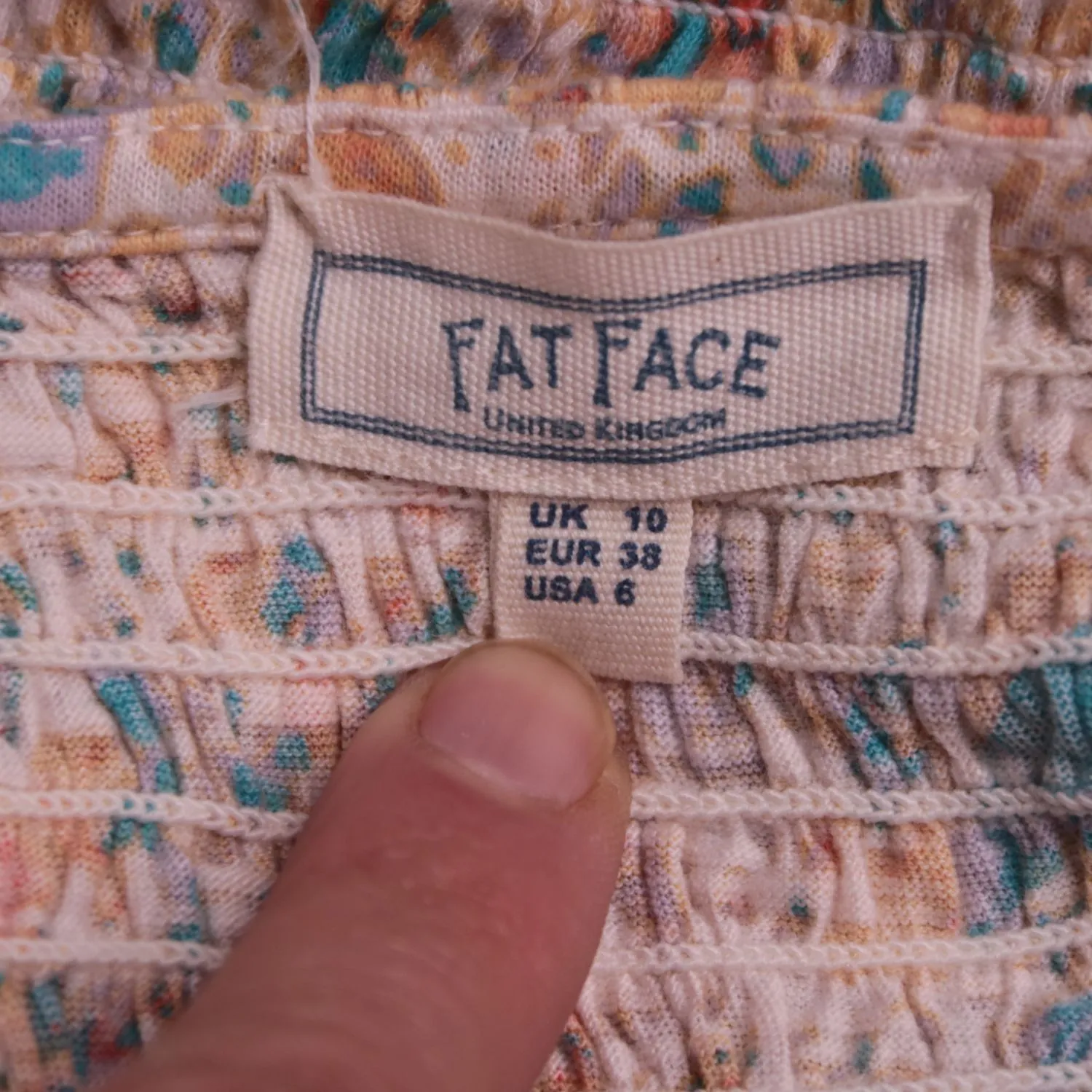 Бежевое платье Fat Face с абстрактным принтом, размер 44 (S/M)