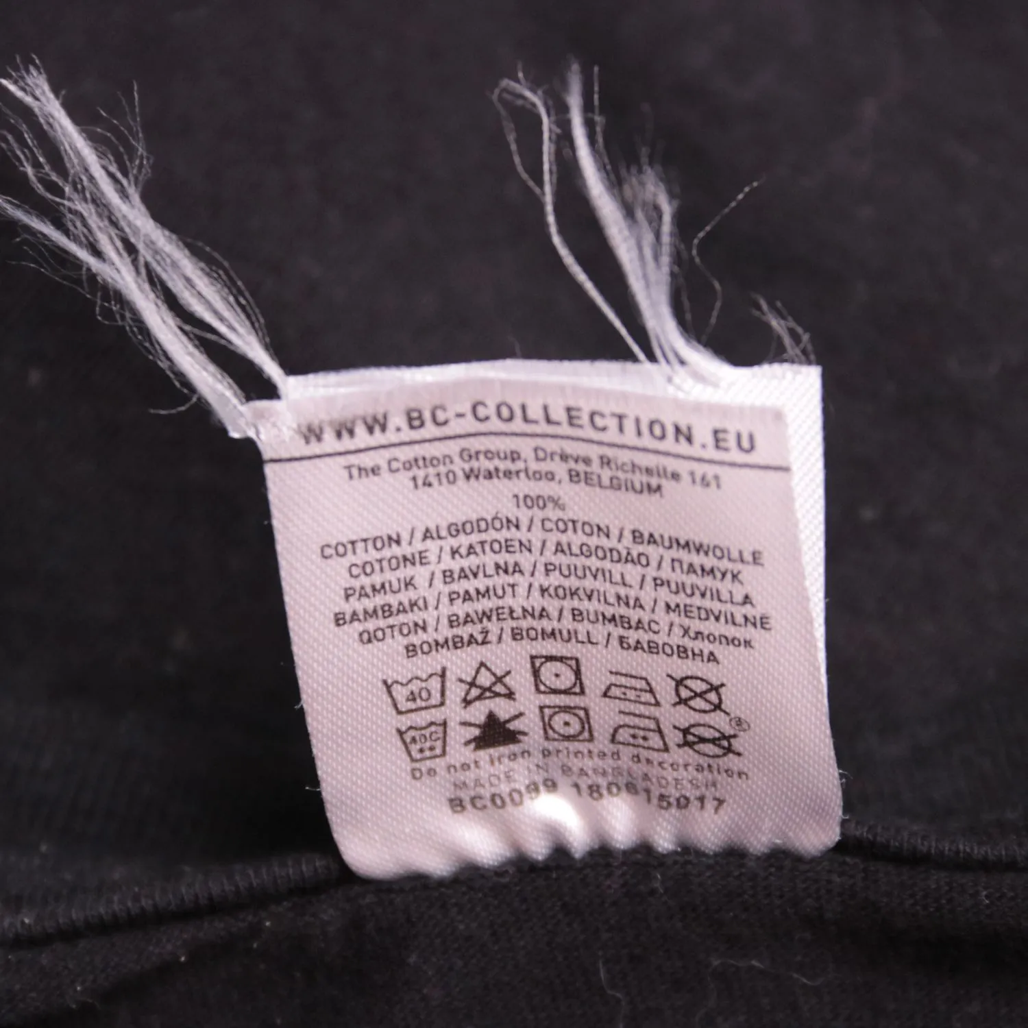 Чёрная футболка B&C Collection с контрастным принтом, размер 40 (XS)