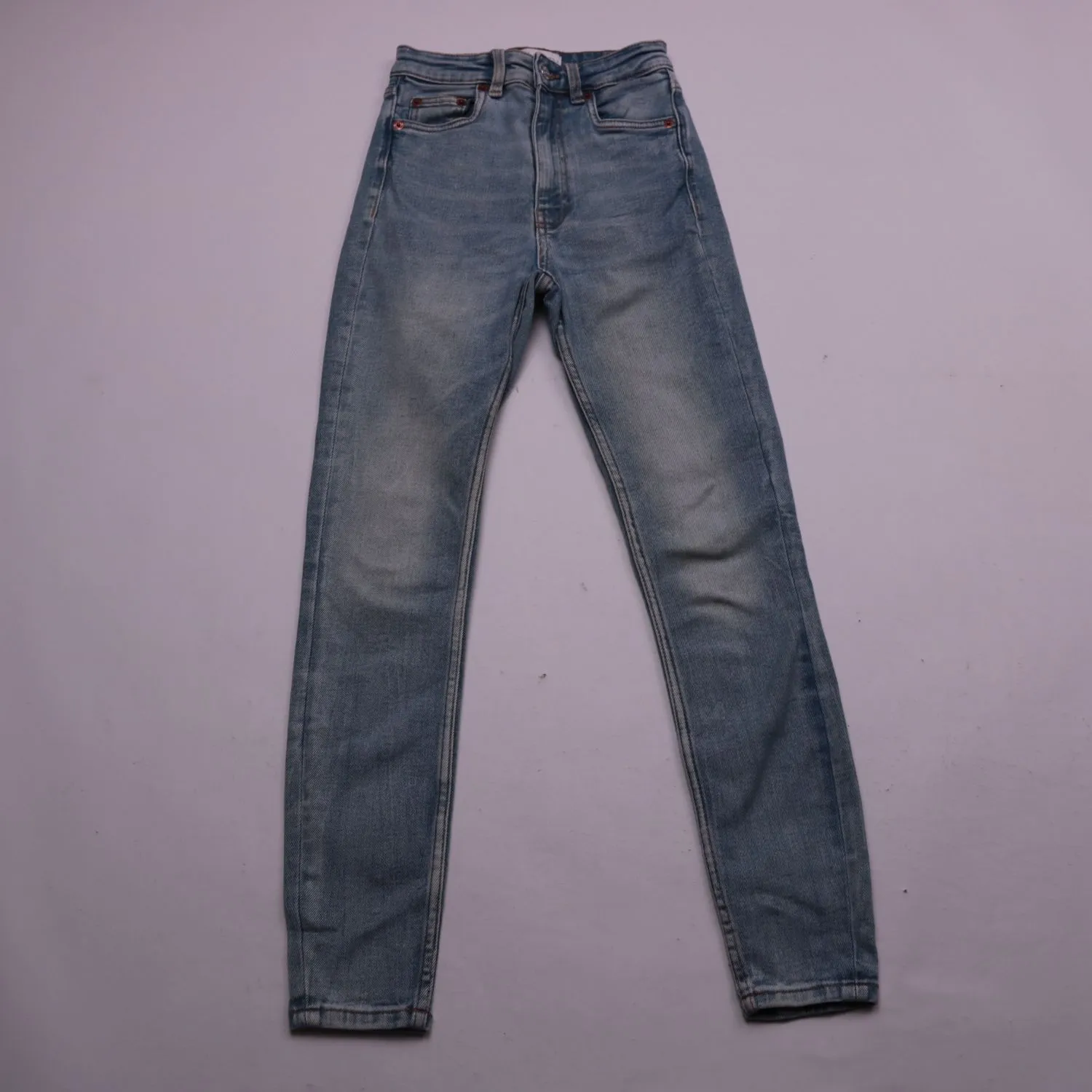 Голубые узкие джинсы ZARA из выцветшего денима, размер 40 (XS)